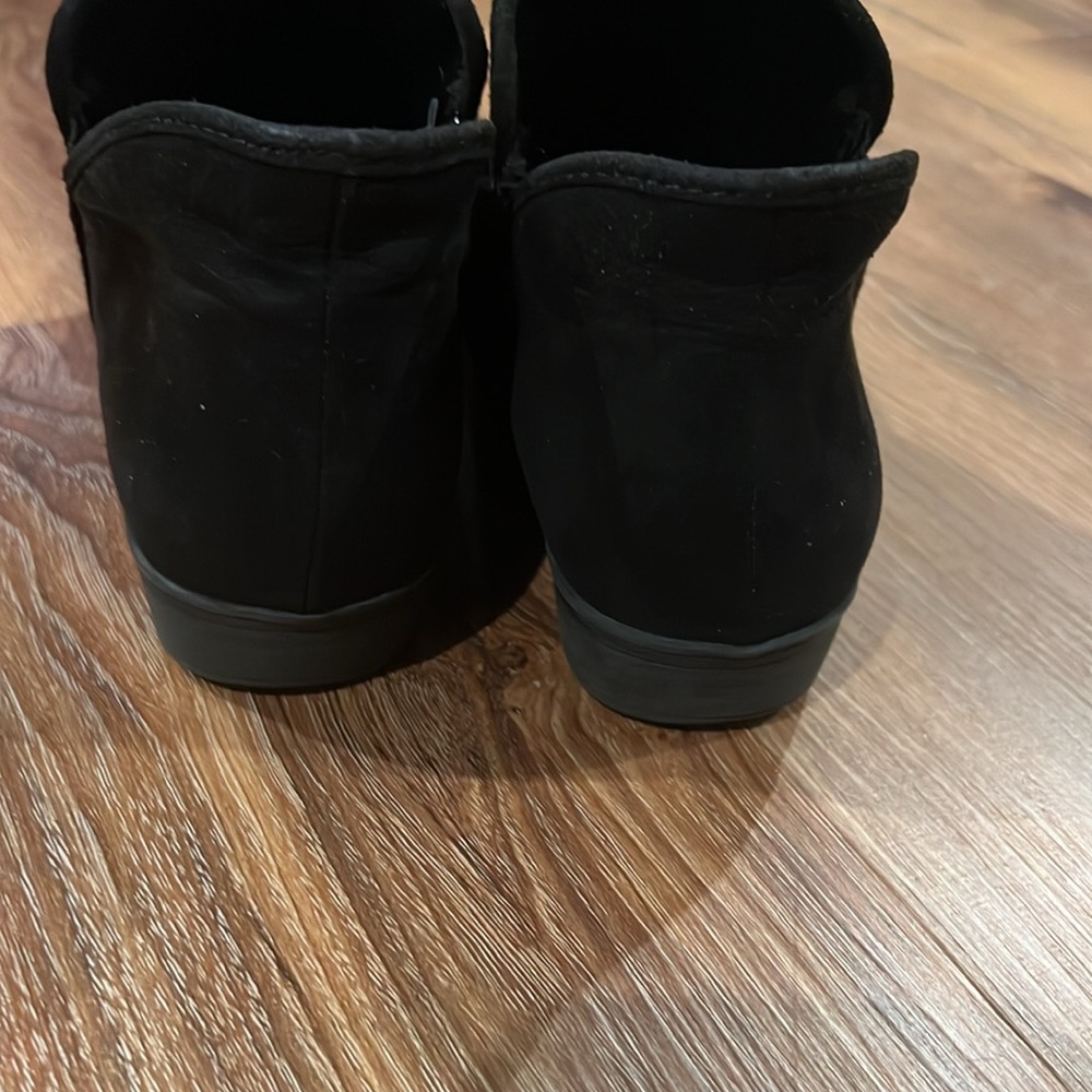Time & Tru Women’s Black Faux Suede Booties (Size: 6) EUC - Picture 4 of 6